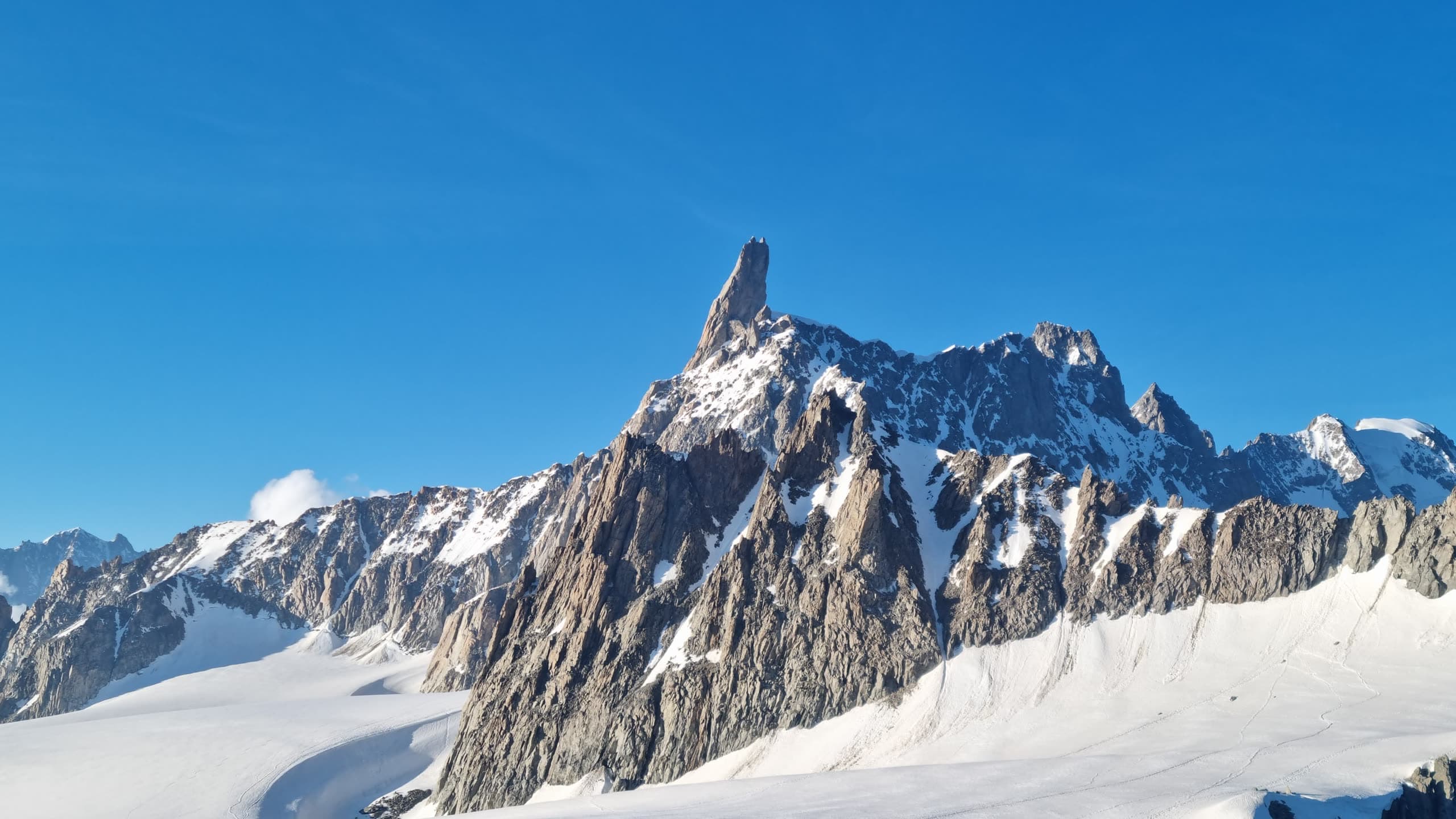 La Dent du Géant émergeant du glacier, dans le massif du Mont-Blanc